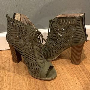 Army green lace up sandals with zipper in the back LIKE NEW sz 7